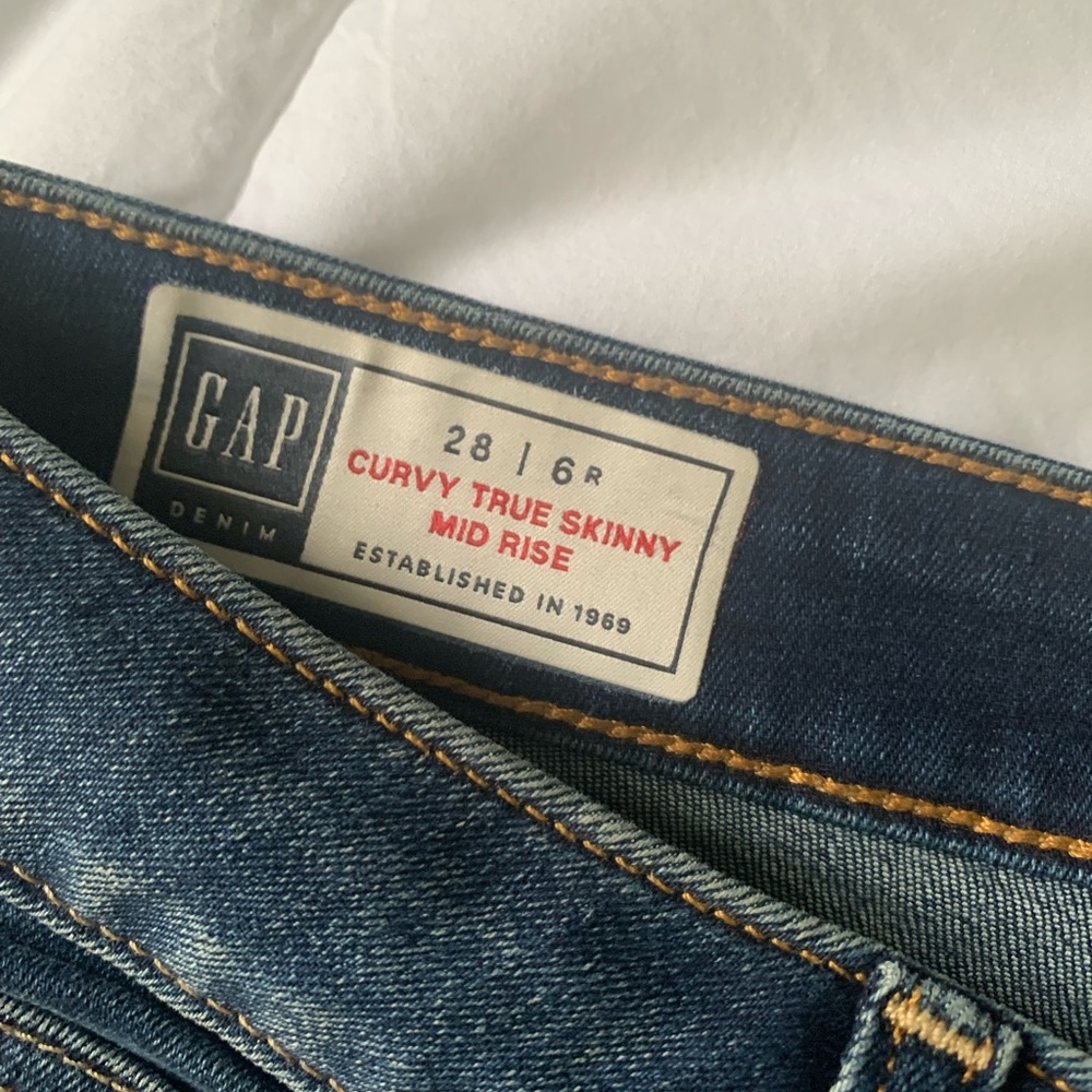 Gap Curvy True Skinny Mid Rise. Size 6 regular.